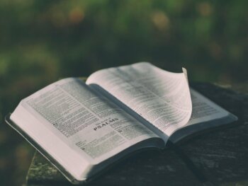 Bible ouverte sur les psaumes