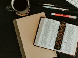 Photo Bible sur bureau avec café et stylos