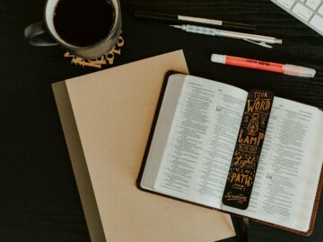 Photo Bible sur bureau avec café et stylos