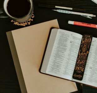 Photo Bible sur bureau avec café et stylos
