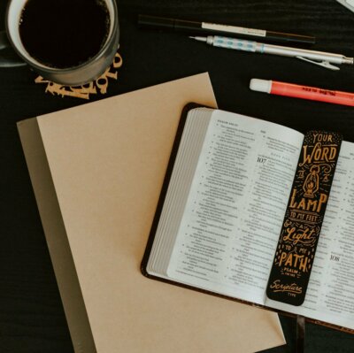 Photo Bible sur bureau avec café et stylos